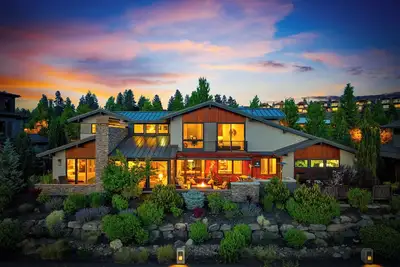 Bend Riverside - Waterfront, Hot Tub & Gym