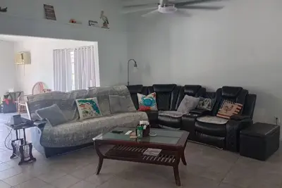 Image de Charming 3-bedroom house with boat dock in serene Inglis