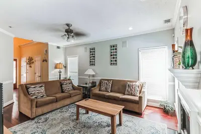 Image de Peaceful Getaway with Pool Near Historic Sites