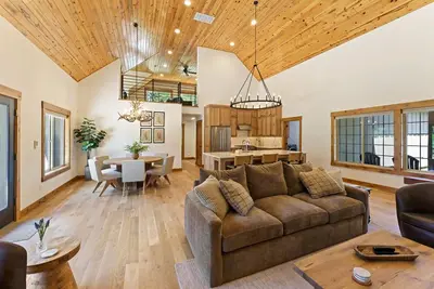 Image de 4 Catkin - Exceptional Retreat! Hot Tub, Sharc, Great Location
