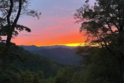 Image de Moonshine Mtn Lodge ~ Stunning Mtn Views+Hot Tub+Gas Fire Table ~ Grill & WiFi!
