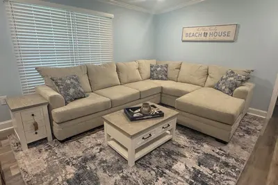 Image de Coastal Comfort at Mainsail Shenanigans – Minutes from Beach & Downtown