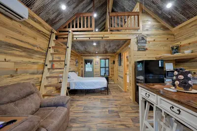 Image de Cozy 1 bedroom + loft cabin, 3 miles to Wpg, bring your Atv or rent one from us!