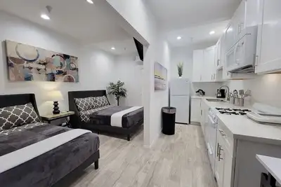 Image de Private studio w/ kitchen & parking space by the Mr C. Hotel! 5 min to Rodeo Dr
