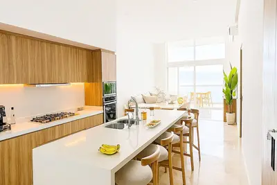 Image de Spacious 3-bed 4 bath Penthouse with WiFi, Ac and beach access!