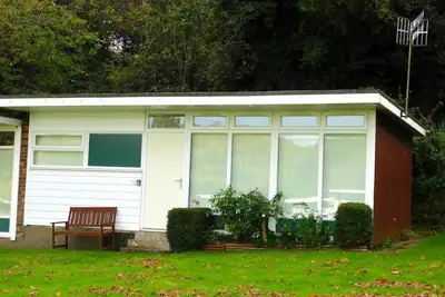 Image de Chalet 72 is an elevated, single storey chalet on Kings Chalet Park, Cromer, in easy reach of Cromer