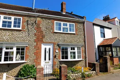 Image de 73 Beeston Common -  traditional brick and flint end terrace cottage has been renovated.