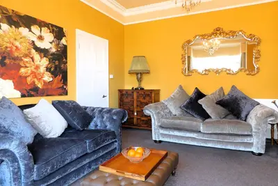 Image de Little Manor House boasts grand rooms and tall ceilings in this imposing Victorian House in the hear