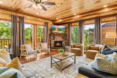 Image de Spacious 6br Cabin | Private Pool, Hot Tub, & Game Room