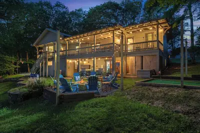 Image de Epic Home Sleeps 20-Basketball Court-Hot Tub-Sauna