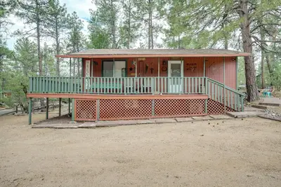Image de 2 Mi to Dtwn Prescott: Cabin w/ Furnished Deck!