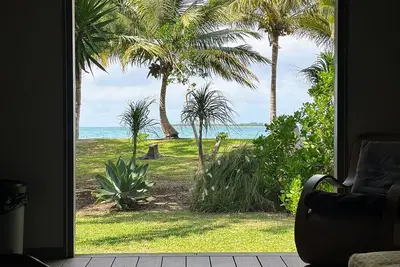 Image de Bungalow pieds dans l'eau. Baie de Naïa, Nouvelle-Calédonie. Vue sur le lagon.