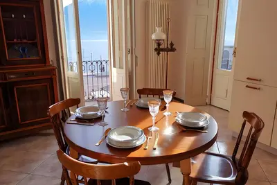 Image de Appartement 'Spacious Historic F1' avec Vue sur le Lac, Wi-Fi et Climatisation