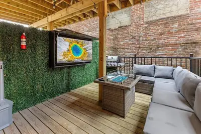Image de Steps away from Mass Ave Restaurants and Big Patio