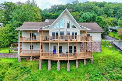 Image de Fireside Vista  by Chatuge Home Concierge <br>Cozy mountain retreat with lake views, hot tub, game room, and private cinema lounge.