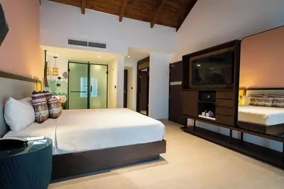 Image de Embrace Beachfront Tranquility in Our Family-Friendly Room! Pool, Beach Access!