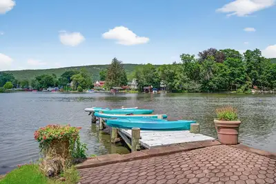 Image de Lakefront Cove | Dock • Kayaks • Paddleboards
