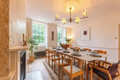 Image de Elegant Georgian Townhouse in Margate with spacious bedrooms, luxury bathrooms, a cinema room, and private courtyard. A short walk to Margate beaches, Old Town, Perfect for families, business stays, and group getaways. Sleeps 11 in style.