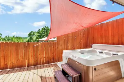 Image de Hero-Themed Hot Tub Stay Near Canyon Lake Fun!