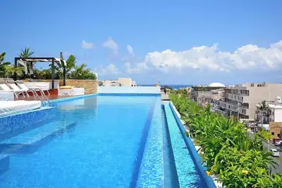 Image de Rooftop Infinity Pool, Cinema, Gym, Steps to Beach