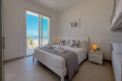 Image de Beachfront apartment + car