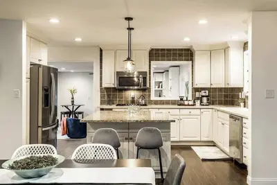 Image de The Crestview Bungalow | Steps to Broad Ripple!