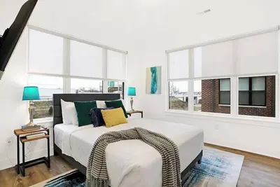 Image de Spacious SoHo-Style Townhome | Steps to Downtown!
