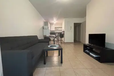 Image de Appartement calme avec balcon & parking, proche Disneyland (moins de 8 minutes).