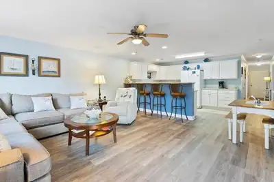 Image de Condo steps to beach, with pool. Dog friendly!
