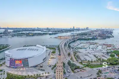 Image de Sleek 3-Bd Downtown Condo with Water & City Views