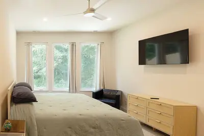 Image de Modern Luxury Near Uncw, Peaceful Cul-De-Sac