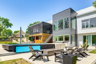 Image de Modern Oasis-lots of amenities including a pool!