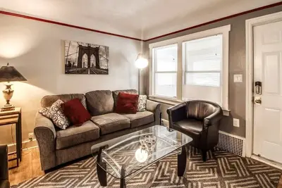 Image de New! AutoManiac spot in the heart of Pontiac/3 beds 2 baths