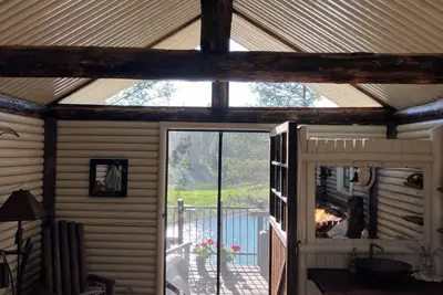 Image de Cabin in the trees on a private pond with WiFi