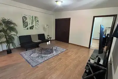 Image de Cozy 1 bedroom apartment across from the airport with WiFi.