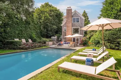 Image de Elegant Coastal Escape with Expansive Yard, Heated Pool, and Outdoor. . .