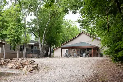 Image de Spacious 10 bedroom cabin + bungalow on expansive property in Abbeville, Sc