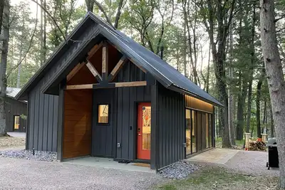 Image de Bobcat Cabin @ Orange Tractor Retreat: a new, modern cabin on 40 private acres