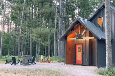 Image de Eagle Cabin @ Orange Tractor Retreat: a new, modern cabin on 40 private acres