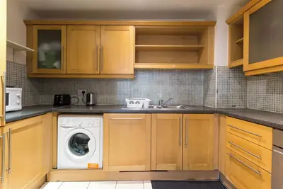 Image de Spacious & Stylish Two‑bed, Two‑bath Apartment with private entrance