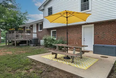 Image de Homey 4-bedroom house w/ Game Room and Backyard! Sleeps 7