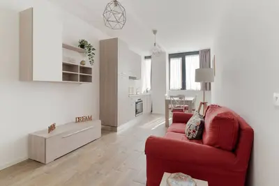 Image de Cozy and bright 45m2 apartment located on the 1st floor of a building with a lift. The accommodation is located in a residential area of ​​the city: 300m from the house there is the tram stop #24 at the Via Ripamonti/Via Noto stop. You can also reach