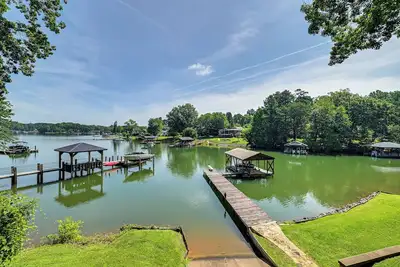 Image de Launch & Dock: Lake Norman Retreat w/ Scenic Deck