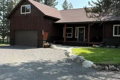 Image de McCall Family Cabin near Brundage, 12 Beds/3 King, Hot Tub, Bbq & 2 Driveways!