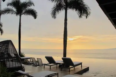 Image de Sayan Beach Luxury Beachfront 3 bedroom Condo Spectacular Ocean Views