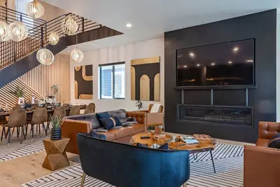 Image de ~ Downtown Luxury Villa ~ Hot Tub • Walk To Lake