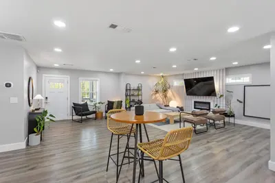 Image de Cozy Home - Prime Location - Stylish Amenities