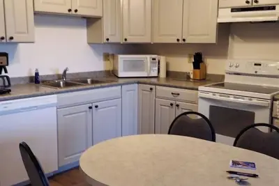 Image de Classic 2 Bedroom 1 Queen 3 Xl Twin, 1 bathroom Top Floor