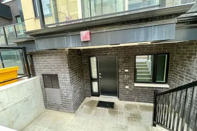 Image de Cozy Toronto Townhouse, Walking Distance To Shops and Ttc Friendly!