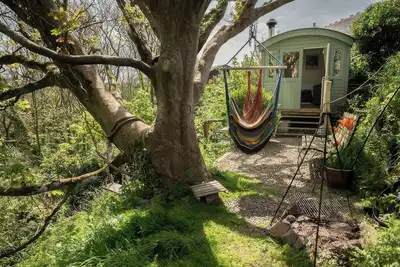 Image de The Shepherd Hut, pet friendly, country holiday cottage in Solva